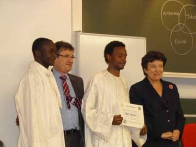 Notre histoire — famille devant un logement durable